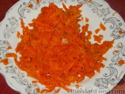 Салат «Гранатовый браслет»: Морковь очистить и тоже натереть на терке.