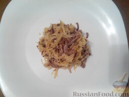Салат "Чафан": На большое круглое блюдо в середину выложить смесь жареной картошки и мяса (горкой).