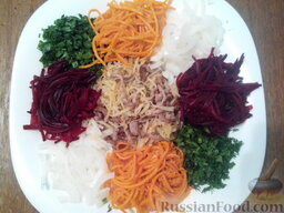 Салат "Чафан": Вокруг разложить горками: вымоченный лук, вареную свеклу, смесь из зелени, корейскую морковь. Затем повторить: лук, свекла, зелень, морковь.