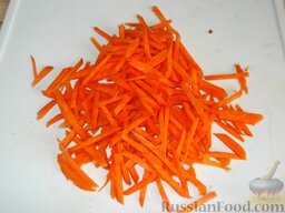 Салат из спаржи по-корейски: Морковь очистить, вымыть, нашинковать или натереть на крупной терке.