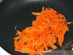 Салат из спаржи по-корейски: В сковороду налить масла и сильно разогреть. Аккуратно бросить в раскаленное масло натертую на крупной терке морковь и жарить, помешивая, на сильном огне 2 минуты.