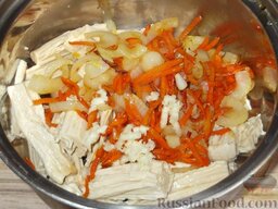 Салат из спаржи по-корейски: Спаржу переложить в глубокую кастрюлю, выложить туда поджаренные морковь и лук, выдавить чеснок.