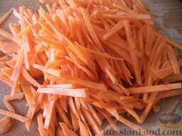 Салат из редьки по-корейски: Морковь помыть, очистить, нашинковать.