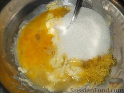 Пирожное на скорую руку к чаю или кофе: В масло добавить взбитые яйца, сахар, сок и цедру лимона, муку. Хорошо перемешать.