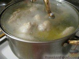 Суп «Харчо»: Залейте курицу 2,5 л кипящей водой и варите до готовности (30-40 минут) на среднем огне под крышкой.