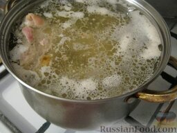 Суп «Харчо»: Выложите в бульон промытый рис. Когда он начнет набухать (через 10-15 минут), посолите суп.