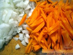 Суп «Харчо»: Очистите, вымойте и мелко порежьте лук и морковь.