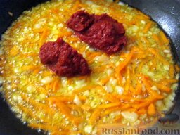Суп «Харчо»: Перед окончанием жарки добавьте томатную пасту.