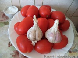 Соленые помидоры с чесноком: Продукты для приготовления соленых помидоров с чесноком  перед вами.    Банки хорошо промойте, крышки прокипятите.