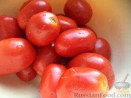 Соленые помидоры с чесноком: Как засолить помидоры с чесноком:    Помидоры вымойте.