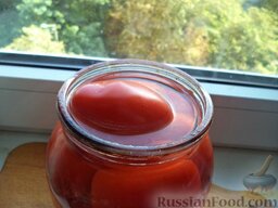 Соленые помидоры с чесноком: Потом залейте кипящим соленым раствором помидоры.