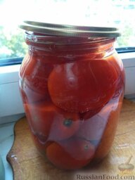 Соленые помидоры с чесноком: Банки накройте стерилизованными крышками.