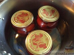 Соленые помидоры с чесноком: Прогрейте литровые банки — в течение 10 минут, двух- и трехлитровые — 15–20 минут.