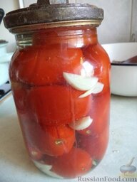 Соленые помидоры с чесноком: После этого выньте банки и закатайте.