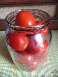 Простые маринованные помидоры: Положите в банку помидоры желательно одинакового размера.