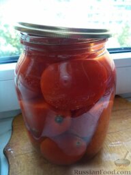 Простые маринованные помидоры: Выньте банку,слейте воду, залейте уксус, затем горячую заливку.