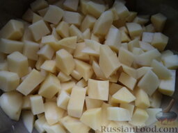 Картофельное рагу: Как приготовить картофельное рагу:    Картофель очистить, вымыть, нарезать кубиками.