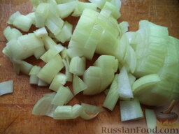 Картофельное рагу: Также подготовить остальные овощи. Лук очистить, вымыть, нарезать кубиками.