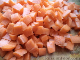 Картофельное рагу: Морковь очистить, вымыть, нарезать кубиками.