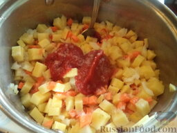 Картофельное рагу: Подготовленные овощи сложить в кастрюлю, добавить томатную пасту (если есть опасение, что томат помешает картошке стать мягкой, добавьте его спустя 10-15 минут от начала тушения). Добавить соль, немного воды (0,5 стакана).