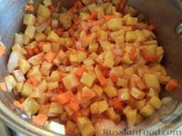 Картофельное рагу: Все хорошо перемешать. На минимальном огне под крышкой тушить картофельное рагу 15-20 минут.