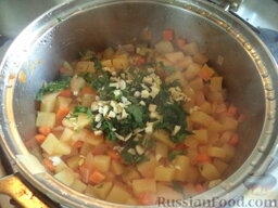 Картофельное рагу: За 5-10 минут до готовности рагу добавить мелко нарубленный чеснок, зелень (2/3 части) и лавровый лист.