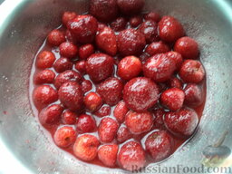 Варенье «Пятиминутка»: Когда ягода даст сок, поставьте ее на огонь, доведите до кипения.