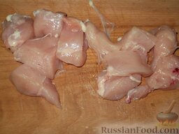 Картофельно-куриные оладьи: Куриное филе вымыть и нарезать крупными кусками.