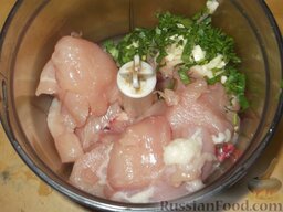 Картофельно-куриные оладьи: Куриные грудки пропустить через мясорубку вместе с чесноком и зеленью (или измельчить блендером).