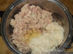 Картофельно-куриные оладьи: Отделить белки.    Куриный фарш смешать с картофелем, добавить белки, посолить и перемешать.