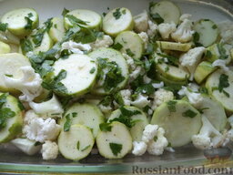 Кабачки, запеченные с цветной капустой: Овощи уложить в толстостенную посуду, пересыпая измельченным чесноком, солью, перцем и зеленью.