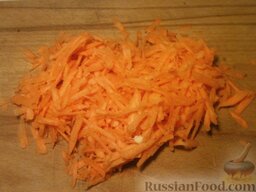 Тыква, тушенная с овощами: Очистить и вымыть морковь, натереть на средней терке.