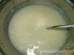 Блины «Воздушные»: Как приготовить воздушные блины:    Яичные желтки разотрите с сахаром и солью, влейте два стакана кефира.