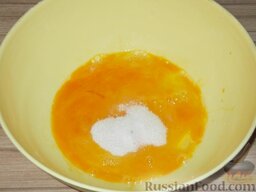 Оладьи «Домашние»: Смешайте яйца с солью и сахаром.