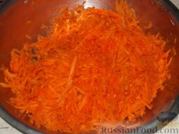 Икра «на хлебушек»: Морковь очистите и натрите на крупной терке.