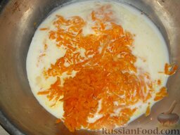 Морковная запеканка «Солнечная»: Тушеную морковь остудите и залейте смесью молока и яиц, тщательно размешайте.