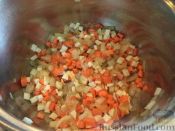 Суп овощной с сельдереем: Добавить к нему нарезанные кубиками морковь, сельдерей и петрушку. Перемешать.