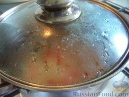 Суп овощной с сельдереем: Овощи тушить на слабом огне 10-15 минут в плотно закрытой кастрюле, периодически помешивая. Посолить.
