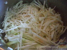 Суп овощной с сельдереем: Затем добавить нашинкованную капусту.