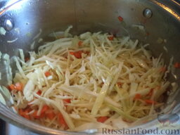 Суп овощной с сельдереем: Продолжать тушить все вместе до готовности овощей (около 30 минут) под крышкой, периодически помешивая.