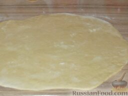Рогалики «Нежные»: Когда тесто настоится и подойдет, выложите его на стол и раскатайте толщиной 1/2 см.