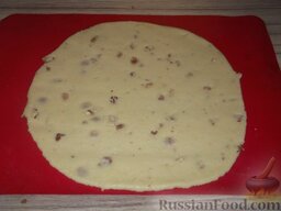 Круасаны французские: Далее раскатайте тесто в круг до толщины 0,5 см. Если не хотите делать слишком большие рогалики, возьмите половину теста.