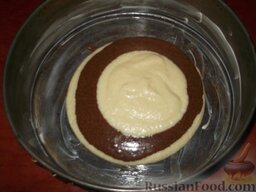 Пирог «Зебра»: Включите духовку. Смажьте форму маслом.    Когда кофейное тесто немного остынет и загустеет, начинайте готовить пирог 
