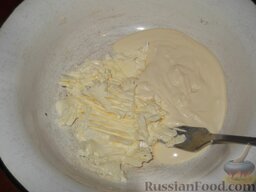 Пирог «Зебра»: Тем временем приготовьте сливочное тесто. Размягчите сливочное масло, соедините его со сметаной.