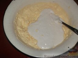 Пирог «Зебра»: К смеси сметаны и масла добавьте один белок, взбитый со стаканом сахара.
