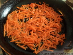 Свекольная икра: В масло опустите натертую на крупной терке морковь. Обжарьте на среднем огне, помешивая, 2-3 минуты.
