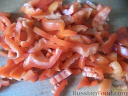 Перец в томатном пюре (лечо): Как приготовить перец в томатном пюре на зиму:    Перец моют, вырезают плодоножки и удаляют семена. Затем нарезают продольными полосками.