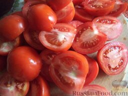 Перец в томатном пюре (лечо): Помидоры  моют, разрезают на части, вырезают зеленый стержень.