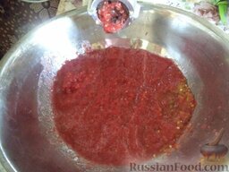 Перец в томатном пюре (лечо): Помидоры пропускают  через мясорубку.