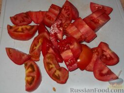 Лечо «Объедение»: Как приготовить лечо из болгарского перца «Объедение»:    Вымыть 2 кг сочных красных помидоров, нарезать ломтиками.